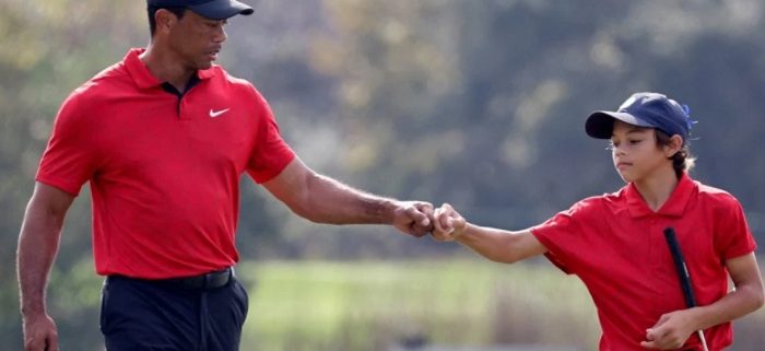 Tiger y Charlie Woods, complicidad y talento, brillaron en el campo de Florida. Foto REUTERS/Joe Skipper