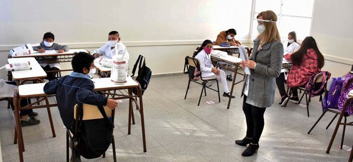 estudiantes_alumnos_barbijos_escuela_docentes-1-700x321